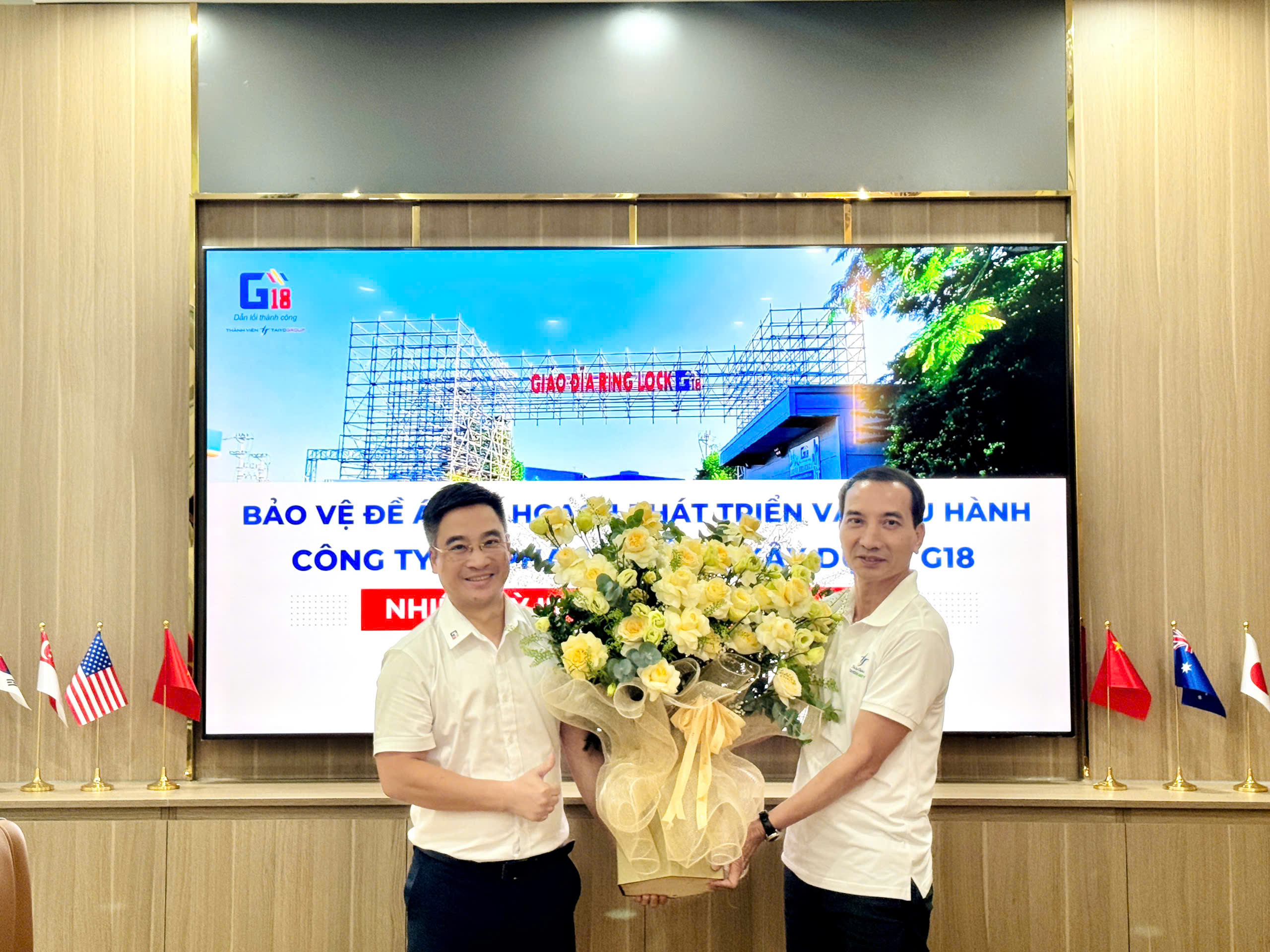Chủ tịch HĐQT Phạm Anh Tiến tặng hoa chúc mừng Tổng Giám đốc nhiệm kỳ III