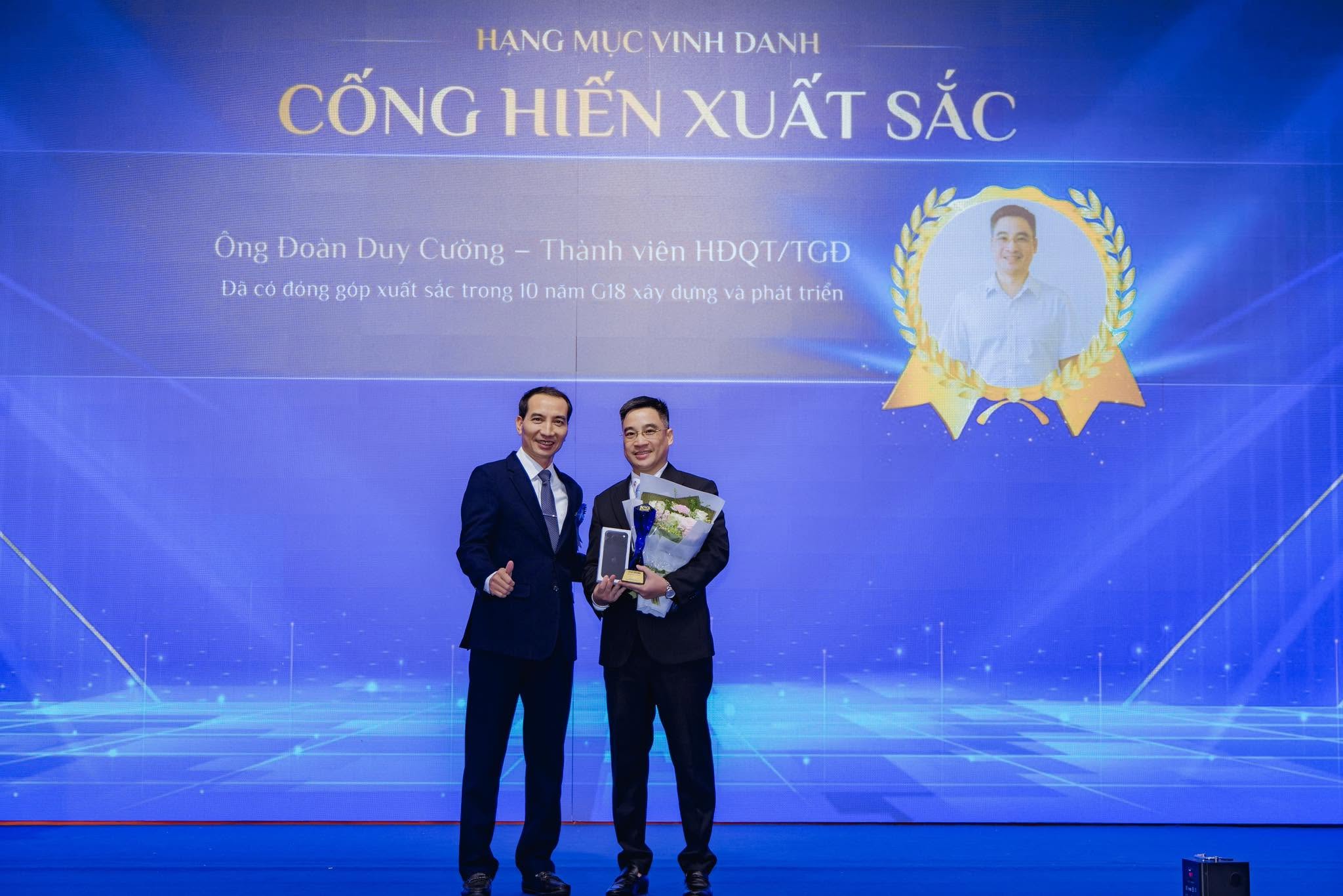 Vinh danh Tổng Giám đốc Đoàn Duy Cường đã có đóng góp xuất sắc trong 10 năm G18 xây dựng và phát triển.