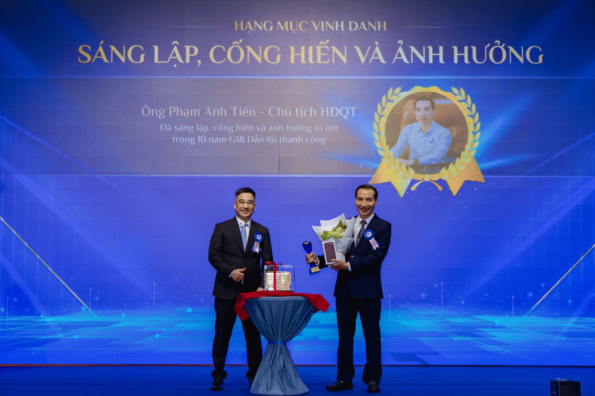 Vinh danh Chủ tịch Phạm Anh Tiến