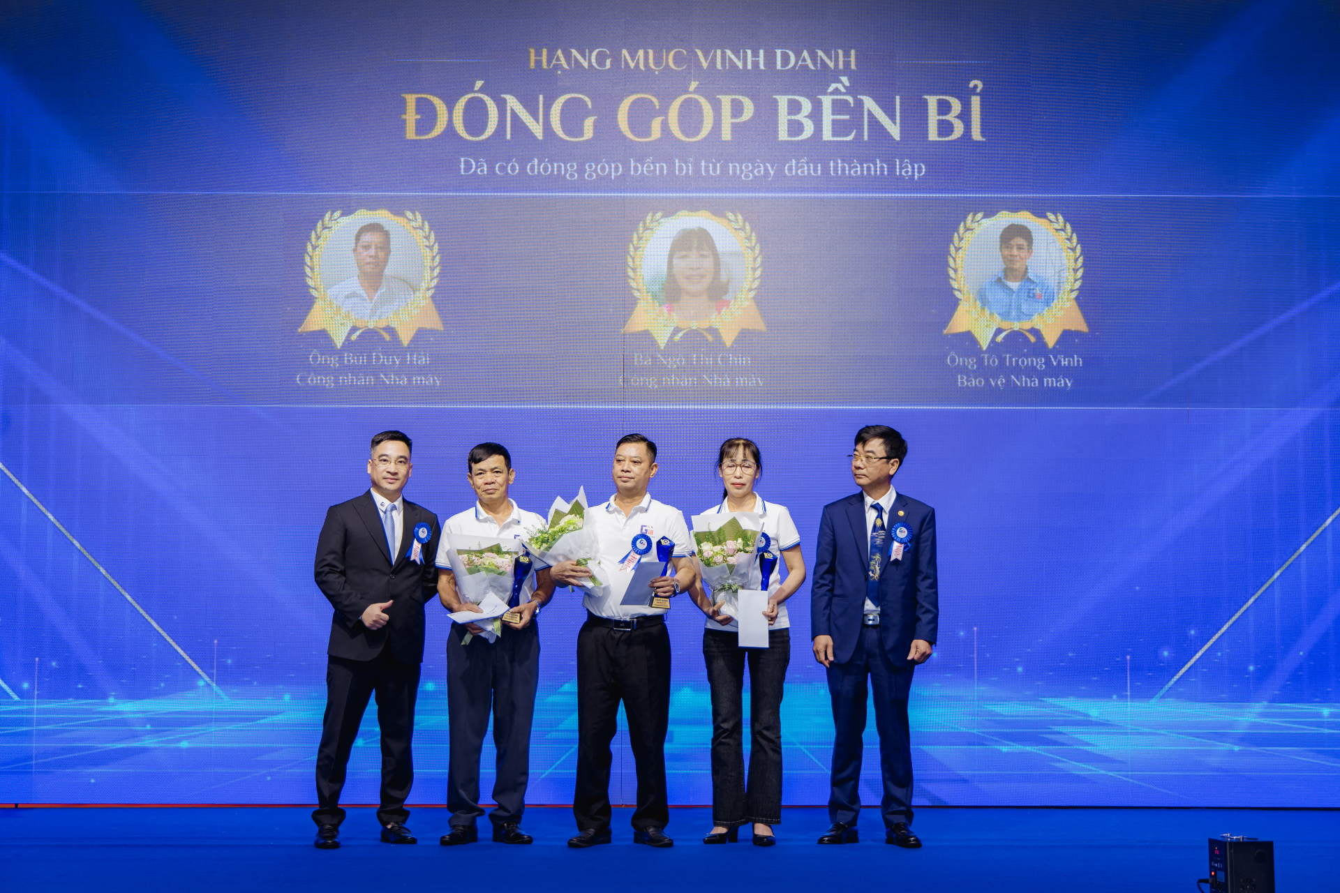 Vinh danh các Cán bộ Nhân viên đóng góp bền bỉ từ những ngày đầu thành lập